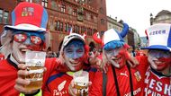 Čeští fanoušci obsadili před utkáním Česko-Švýcarsko Münsterplatz v Basileji.
