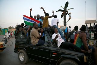 Lidé v Gambii oslavují inauguraci právoplatného prezidenta Adamy Barrowa.