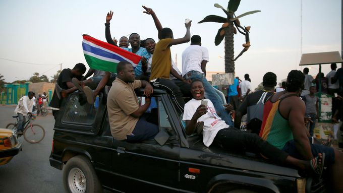 Lidé v Gambii oslavovali inauguraci nového prezidenta