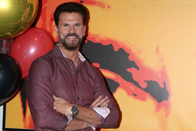V reality show Are you hot? porota posuzovala fyzický vzhled žen a mužů v plavkách. V jejím středu tehdy seděl „Odpadlík“ Lorenzo Lamas,