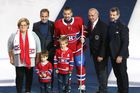 Tomáš Plekanec se stříbrnou hokejkou, kterou obdržel za 1000 zápasů v NHL