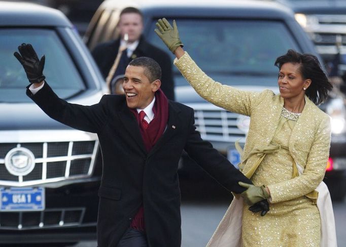 Na cestě mezi Kapitolem a Bílým domem Barack Obama se svojí ženou Michelle dvakrát vystoupili, aby pozdravili davy lidí za zábranami.