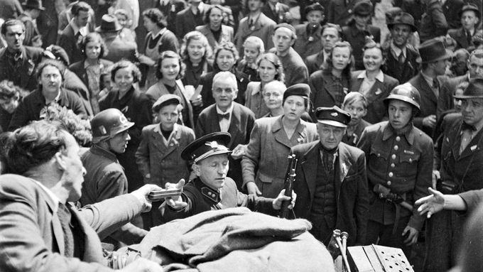 Rozdělování zbraní, zásob a munice během Pražského povstání. Bližší lokace neuvedena. Květen 1945