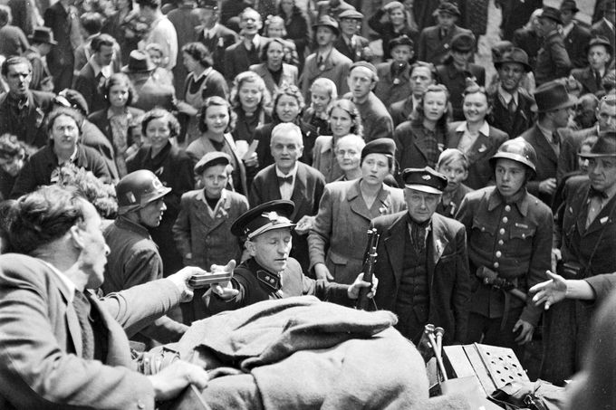 Rozdělování zbraní, zásob a munice během Pražského povstání. Bližší lokace neuvedena. Květen 1945