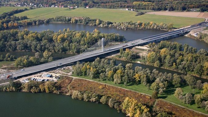 Zavěšený most na D47 přes řeku Odru a Antošovické. Most je součástí úseku dálnice D47, stavba D47091.2 v Ostravě a překonává řeku Odru a Antošovické jezero.