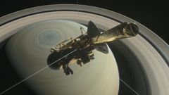 Cassini, sonda nad severní polokoulí Saturnu předtím, než provede svůj poslední velký ponor do jeho atmosféry