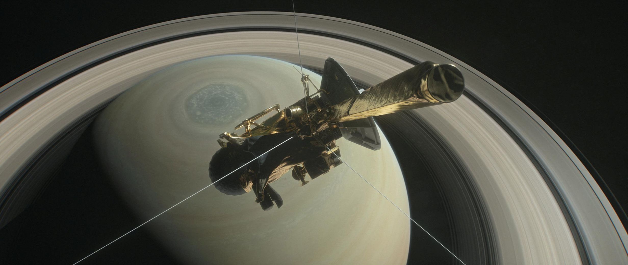 Cassini, sonda nad severní polokoulí Saturnu předtím, než provede svůj poslední velký ponor do jeho atmosféry