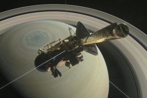 Foto: Prozkoumala Saturn a našla měsíc téměř vhodný k životu. Teď sonda Cassini po 20 letech shořela