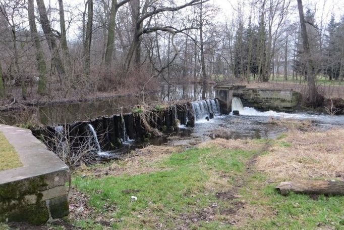 Revitalizace drobného vodního toku - náhonu - v parku Střelnice.