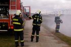 Pila ve Valašském Meziříčí hoří, dva lidé byli zraněni