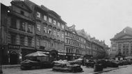Staré Město. Historický snímek jižní strany Ovocného trhu, jehož pět starobylých domů včetně zástavby celého bloku až do ulice Na příkopě bylo zbořeno v roce 1929. Tato nejcennější pražská proluka pak zůstala nezastavěná šedesát pět let.