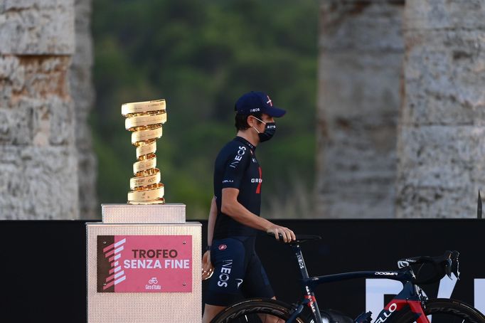 Geraint Thomas a trofej pro vítěze Gira d'Italia 2020.