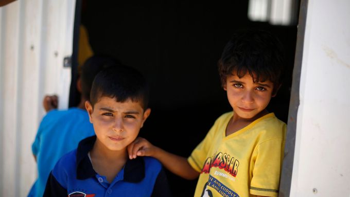 Obyvatelé Sýrie tvoří více než polovinu běženců do Evropy. Miliony dalších zůstávají v uprchlických táborech v okolních zemích.