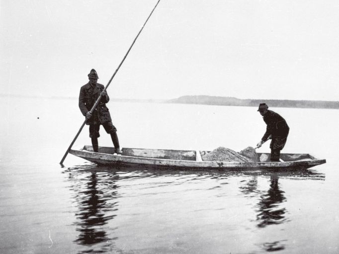 Krmení ryb lupinou na Rožmberku, 1938.