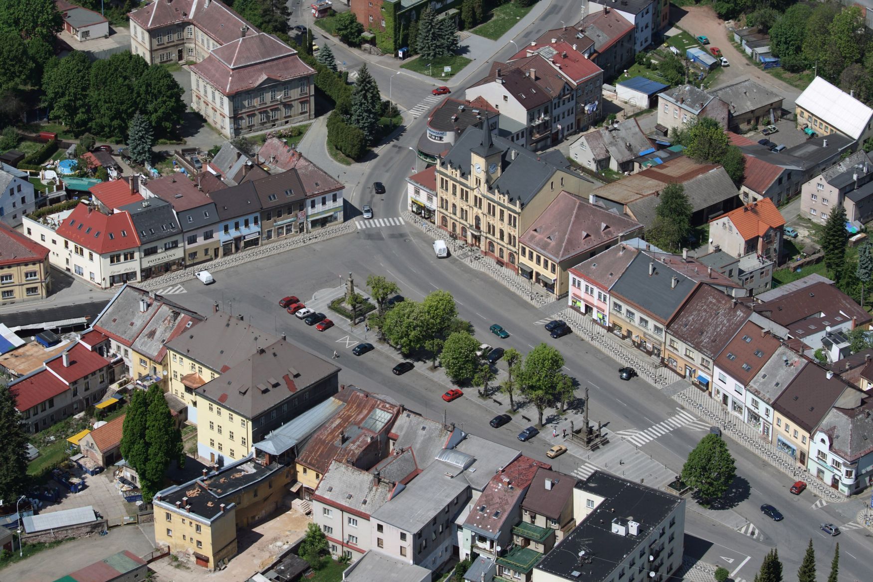 Lomnice nad Popelkou, Husovo náměstí