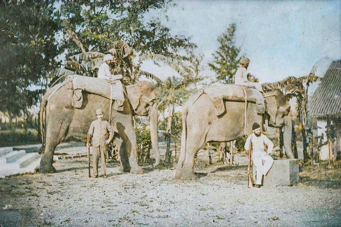 Geolog Otokar Feistmantel (s puškou vpravo) na geologické expedici v Indii, 80. léta 19. stol.  Kolorovaný snímek