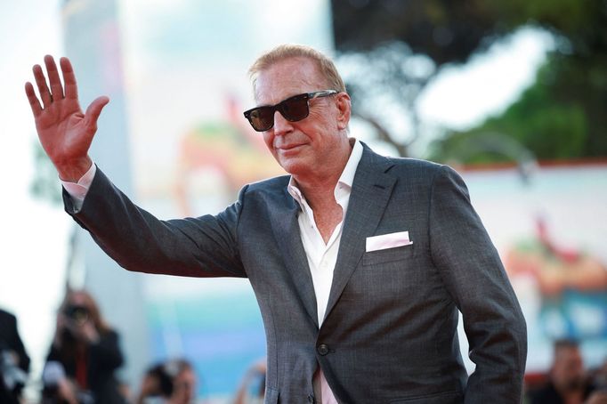 Kevin Costner na benátském festivalu.