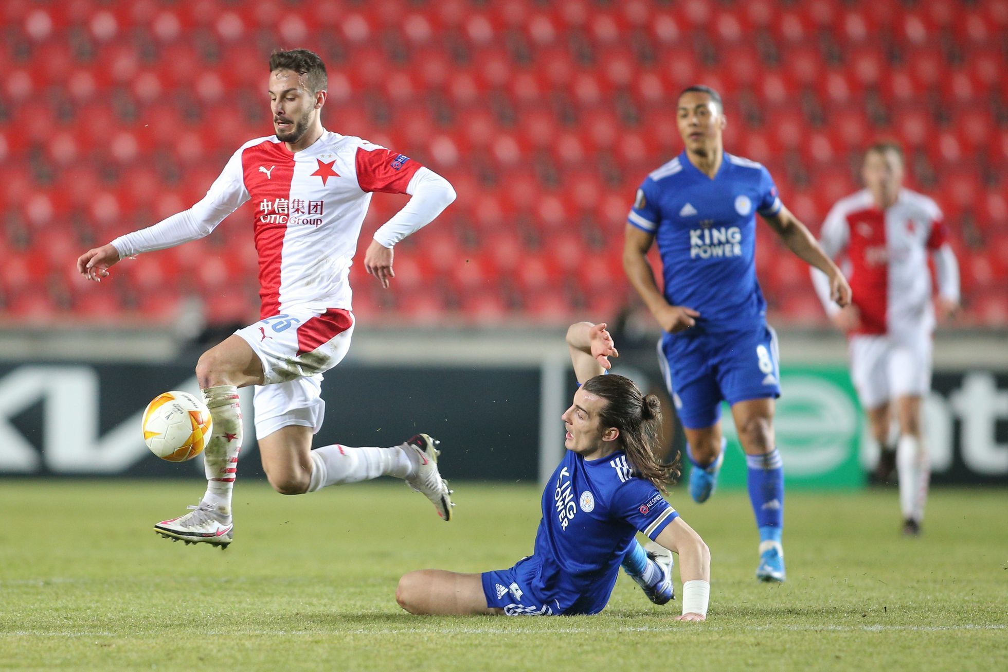 Jakub Hromada a Caglar Söyüncü v prvním zápase 2. kola EL Slavia - Leicester