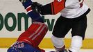 Obránce Denis Gauthier z Philadelphie (vpravo) poslal k zemi útočníka NY Rangers Petra Sýkoru.