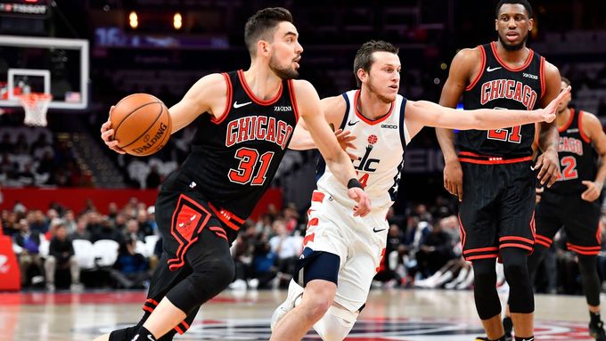 NBA 2019/20, Washington - Chicago: Tomáš Satoranský (s míčem) a Garrison Matthews.