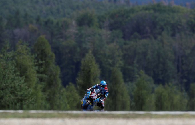 Alex Marquez v čele závodu Moto2 ve Velké ceně České republiky