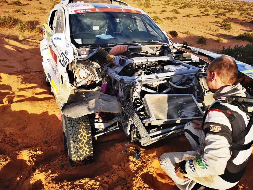 Poškozený Ford Tomáše Ouředníčka v šesté etapě Rallye Dakar 2020