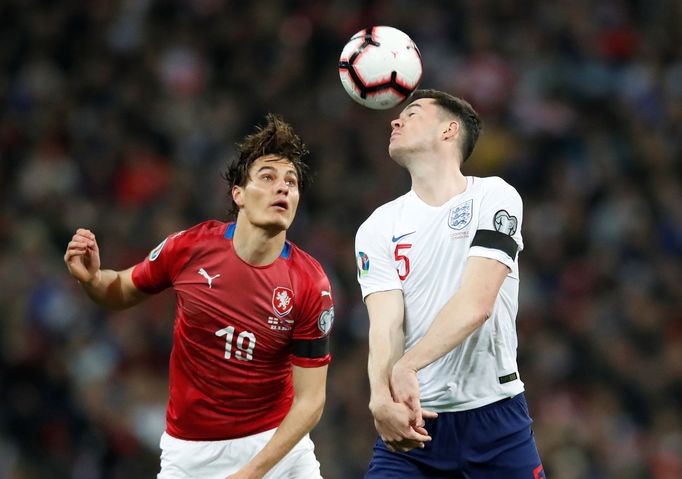 Patrik Schick a Michael Keane v zápase kvalifikace ME 2020 Anglie - Česko.