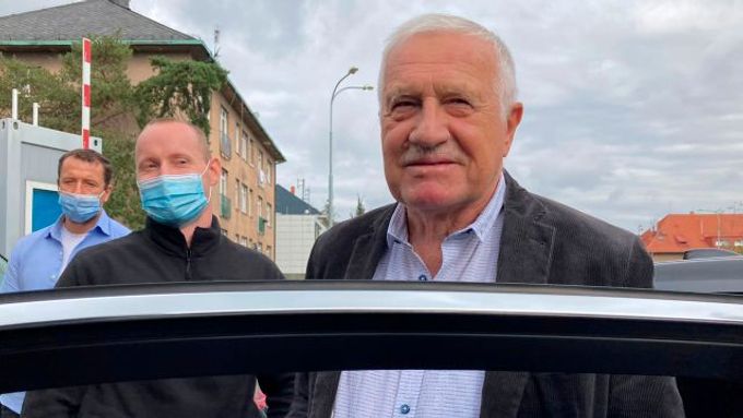 Bývalý prezident Václav Klaus při odjezdu z nemocnice.