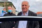 Klaus navštívil Zemana v nemocnici. Prezident je hospitalizován kvůli dehydrataci