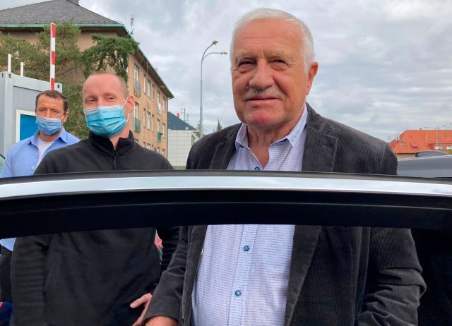 Václav Klaus odjíždí z nemocnice