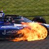 Hořící vůz Jamese Davisona ve 104. ročníku závodu Indy 500