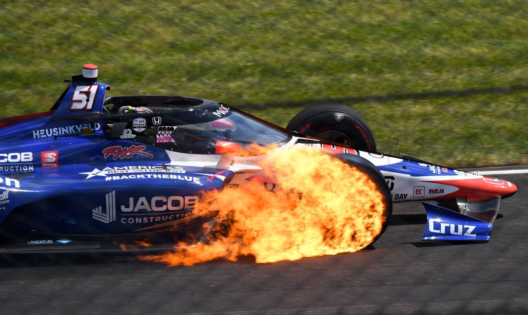 Hořící vůz Jamese Davisona ve 104. ročníku závodu Indy 500