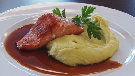 Restaurace Loreta Golf Club láká na lososa s wasabi