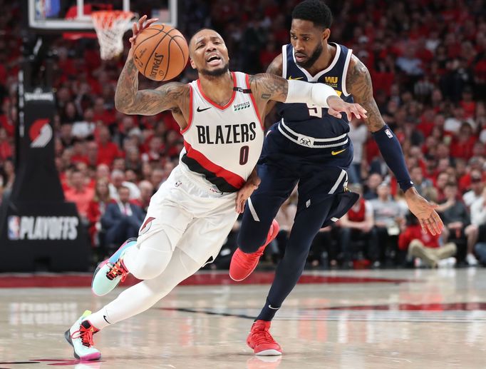 Damian Lillard z Portlandu se snaží prosmýknout kolem Willa Bartona z Denveru