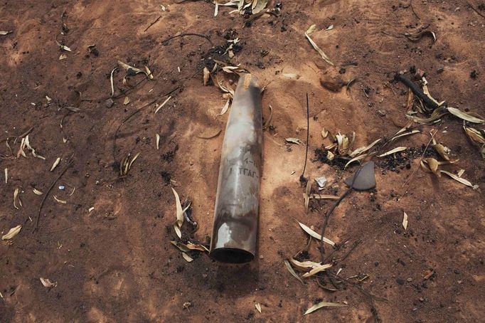 Ordnance used by al Qaeda-linked militants is pictured on the ground in Konna, Mali, January 27, 2013. REUTERS/Joe Penney (MALI - Tags: MILITARY CONFLICT POLITICS) Published: Led. 27, 2013, 4:19 odp.