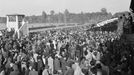 Diváci sledují 58. ročník Velké pardubické steeplechase, který se konal 12. října 1947 na dostihovém závodišti v Pardubicích.