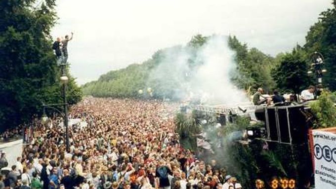 Záběr z Love Parade v roce 2000