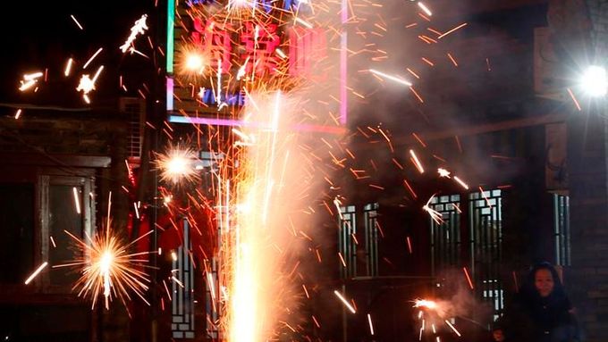 Čína slaví přichod nového roku. Vládu po drakovi přebírá had