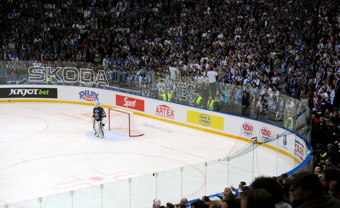 Takhle fanoušci Komety zaplavili O2 arenu v roce 2012 při utkání proti Kladnu.