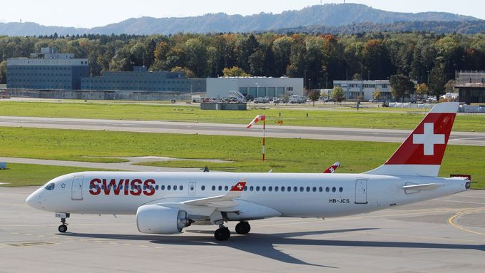 Airbus A220 s logem švýcarské společnosti Swiss Air na letišti v Curychu (16. října 2019)