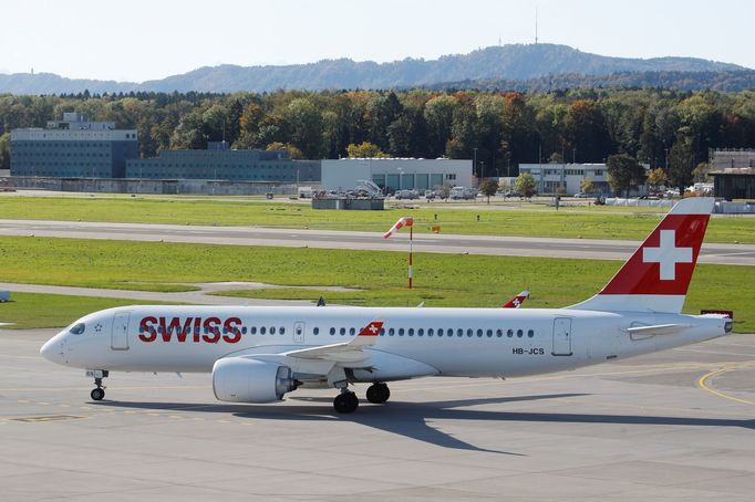 Airbus A220 s logem švýcarské společnosti Swiss Air na letišti v Curychu (16. října 2019)