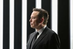 Vraťte se do kanceláře, nebo končíte, pohrozil Musk. Majitel Tesly má strach z recese