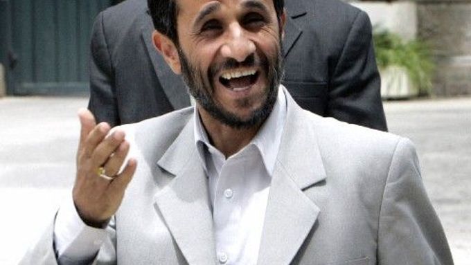 Agresivní rétorika íránského prezidenta Ahmadínežáda popudila svět. Ten těď Íránu hrozí silou.