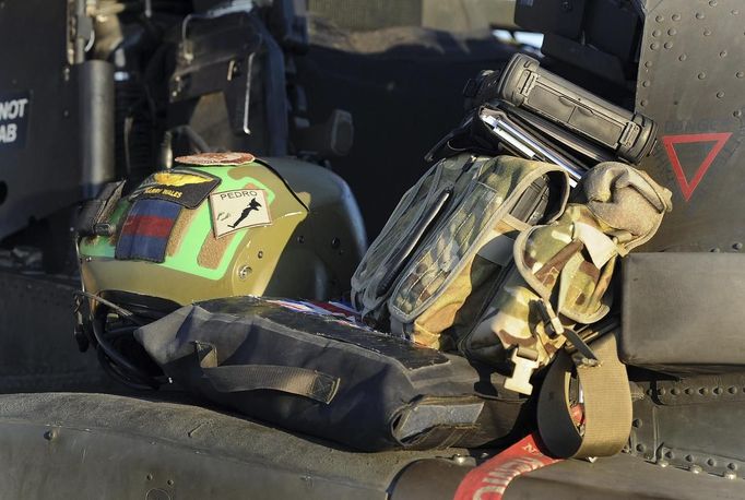 The crash helmet of Britain's Prince Harry and his personnel kit are seen at the side of the cockpit of his Apache helicopter in Camp Bastion, southern Afghanistan in this photograph taken November 1, 2012, and released January 21, 2013. The Prince, who is serving as a pilot/gunner with 662 Squadron Army Air Corps, is on a posting to Afghanistan that runs from September 2012 to January 2013. Photograph taken November 1, 2012. REUTERS/John Stillwell/Pool (AFGHANISTAN - Tags: MILITARY POLITICS SOCIETY ROYALS CONFLICT) Published: Led. 21, 2013, 8 odp.