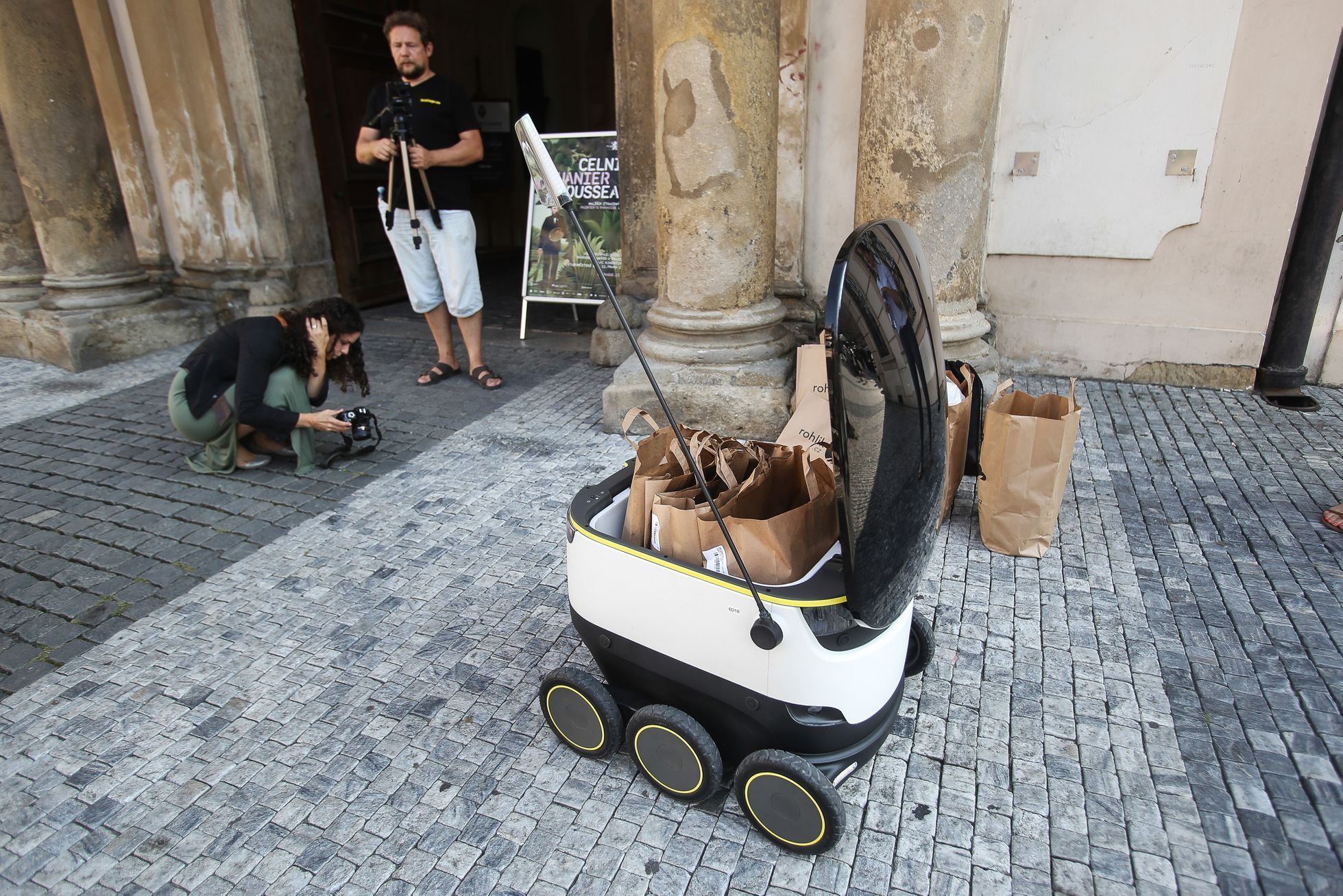 Samodoručovací robot firmy Starship Technologies prvně v Praze pro Rohlik.cz