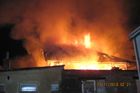 Požár zničil dům v Bzenci, oheň vyhnal i obyvatele bytového domu v Červeném Kostelci