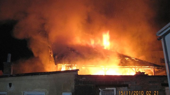Při požáru rodinného domu v Norimberku zahynulo pět lidí, příčina zatím není jasná