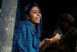 Mukta Begumová pláče nad smrtí manžela, který zahynul při cyklonu Sidr. Byli sezdaní pouhé tři měsíce.