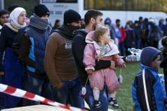Na vyhoštění čeká 200 tisíc migrantů. Vezměte si je zpět, nebo vás potrestáme, varuje Merkelová
