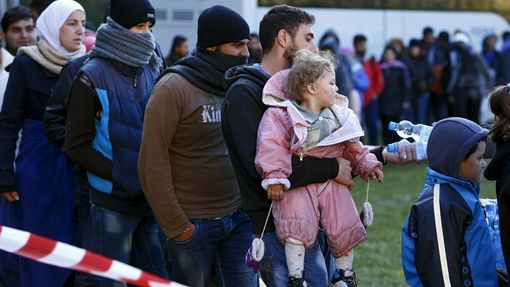 Uprchlíci čekají frontu na rakousko-německé hranici.